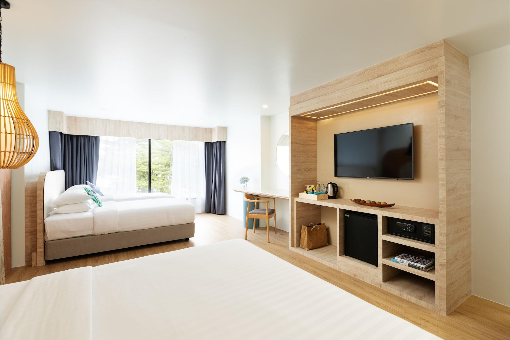 Liv Hotel Phuket Patong Beachfront Екстериор снимка