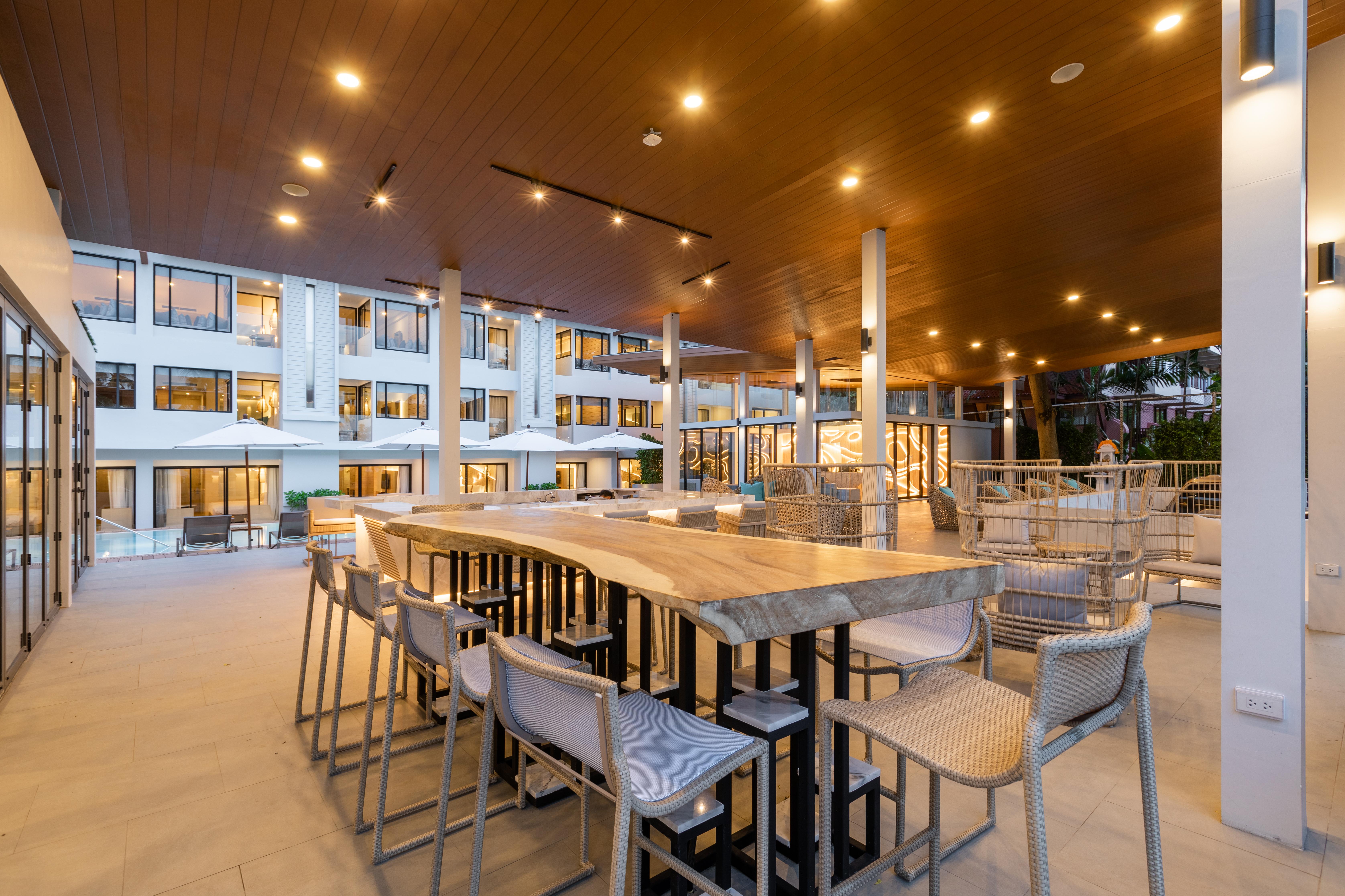 Liv Hotel Phuket Patong Beachfront Екстериор снимка