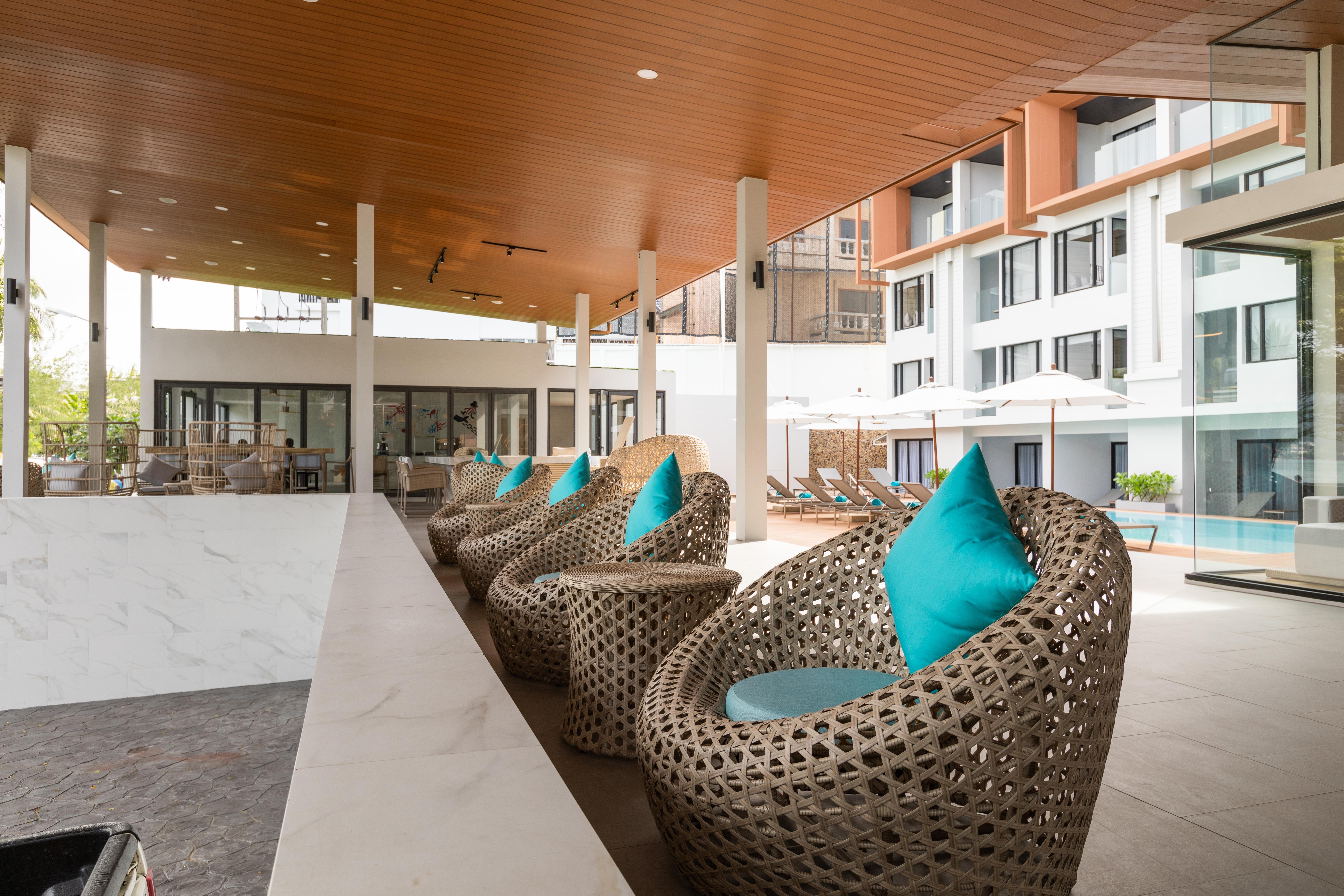 Liv Hotel Phuket Patong Beachfront Екстериор снимка