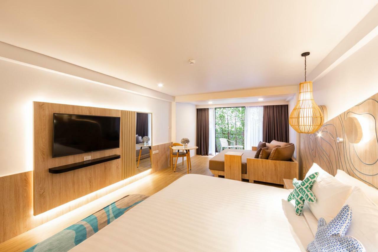 Liv Hotel Phuket Patong Beachfront Екстериор снимка